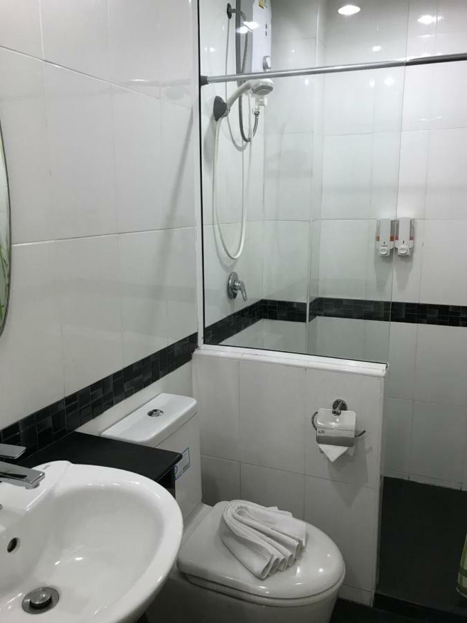 Angelina Guesthouse Patong Esterno foto